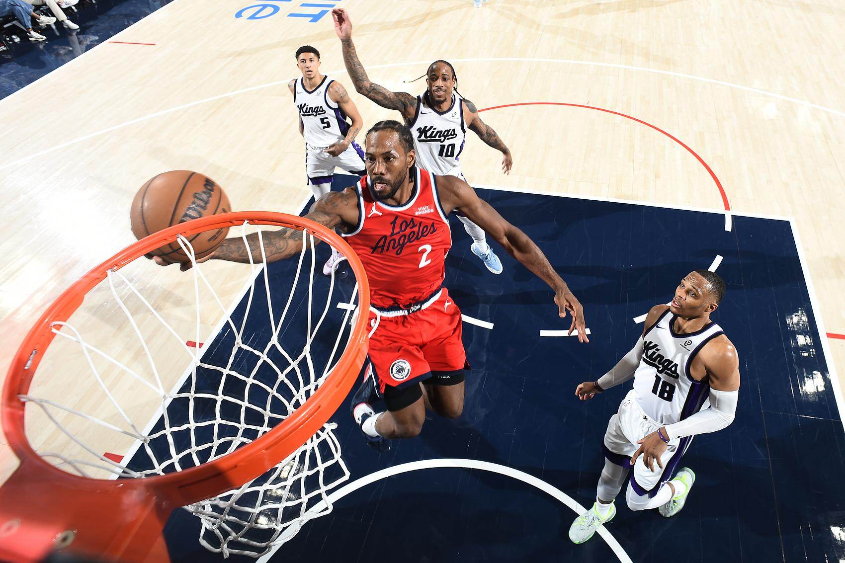 伦纳德在比赛中上篮 伦纳德在比赛中上篮