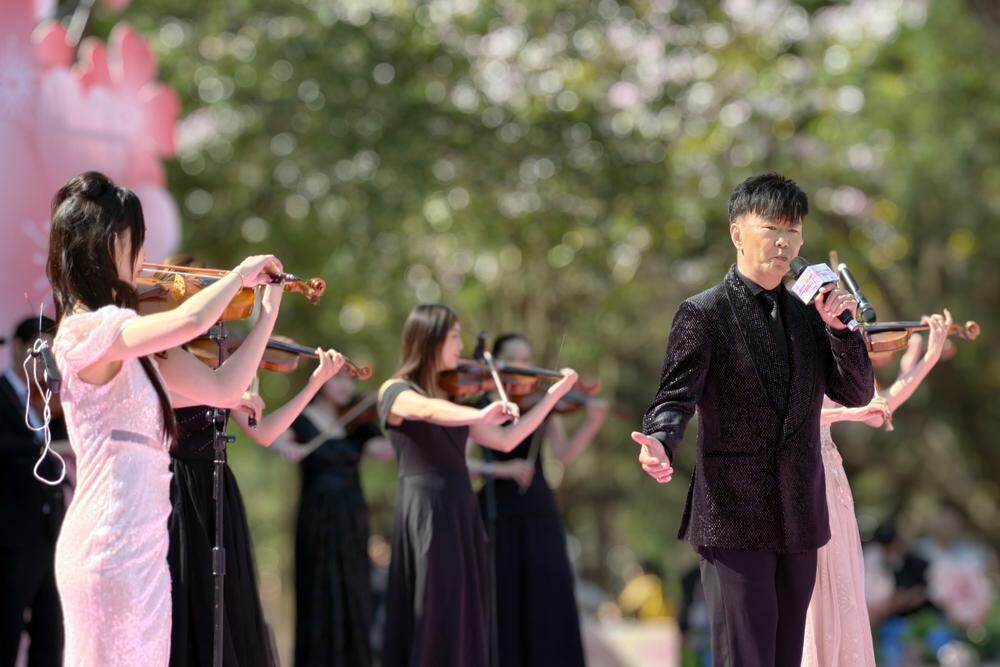  著名歌手李达成携手乐队进行演出