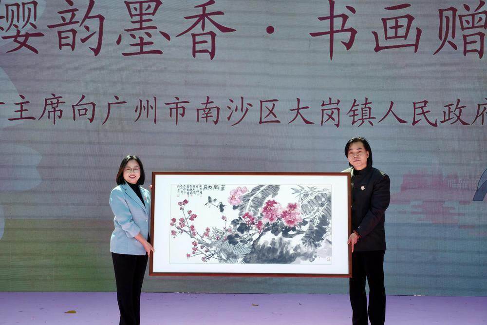 “樱韵墨香”书画赠宝环节
