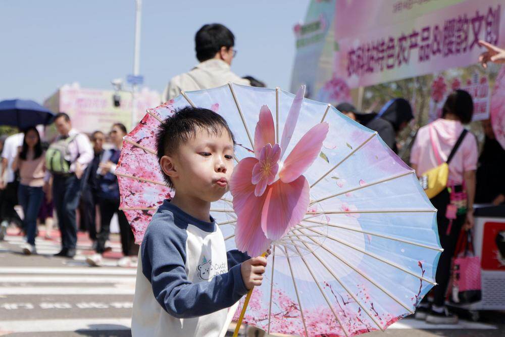 手持纪念品的小朋友