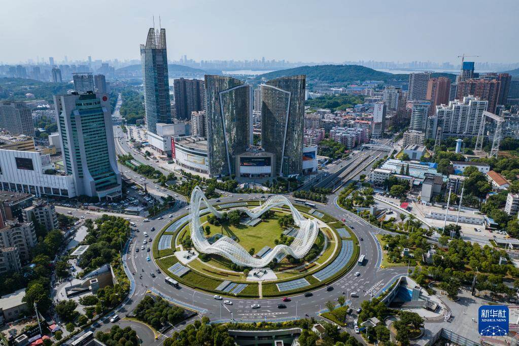 武汉光谷广场综合体(无人机照片)。图/新华社 武汉光谷广场综合体(无人机照片)。图/新华社