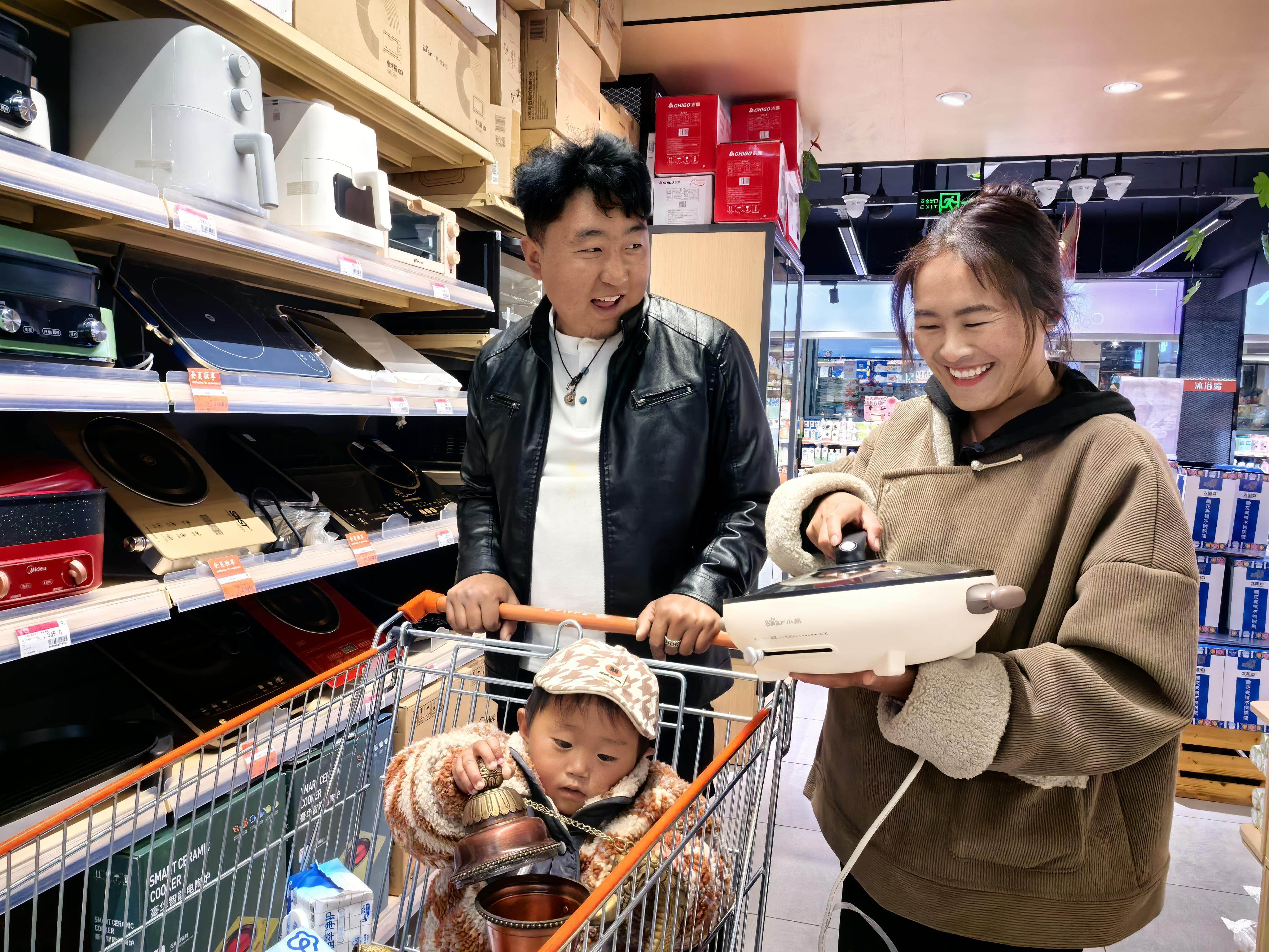市民在林芝西屯超市选购广东制造的小家电
