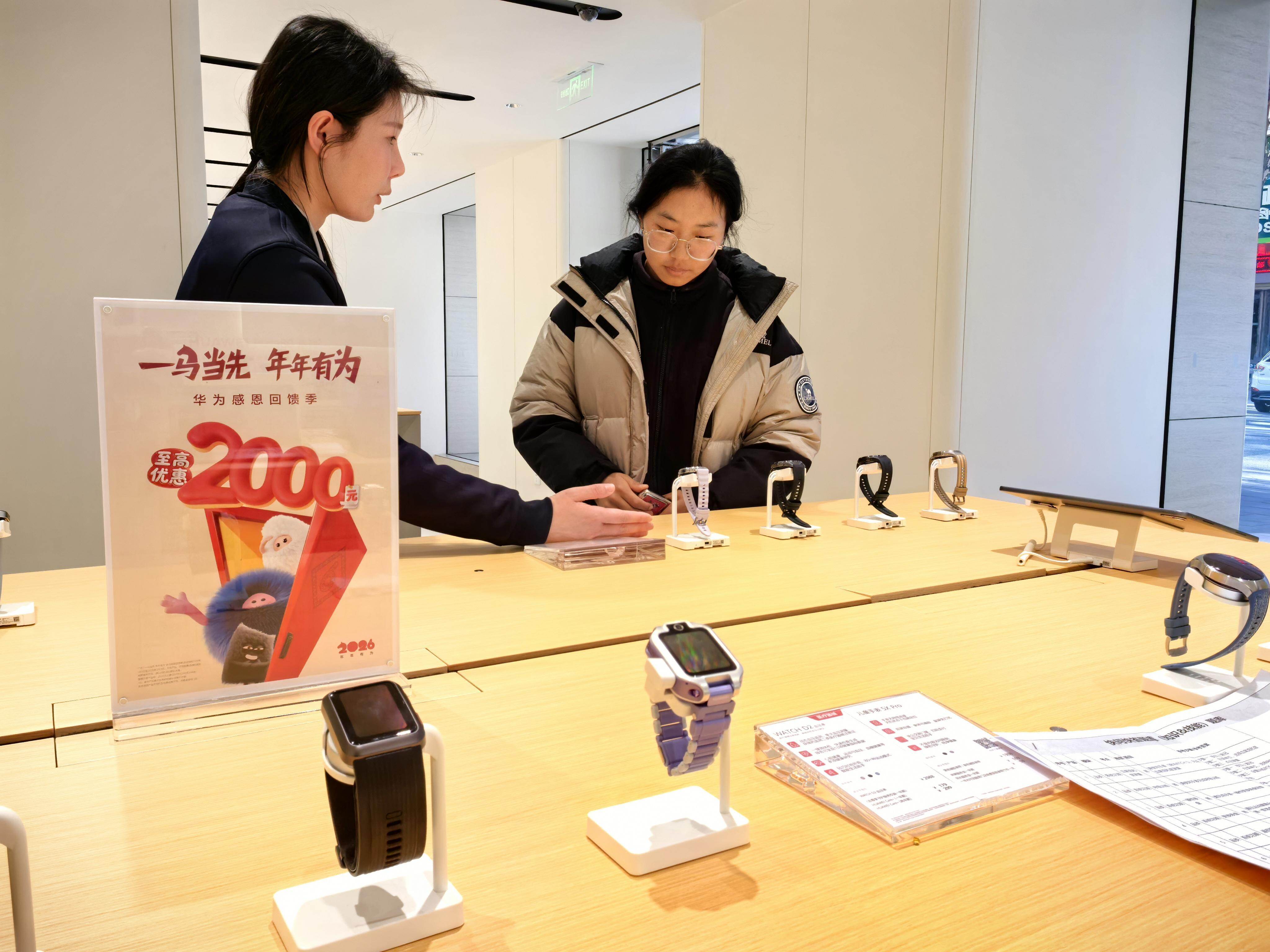 市民在选购华为数码产品