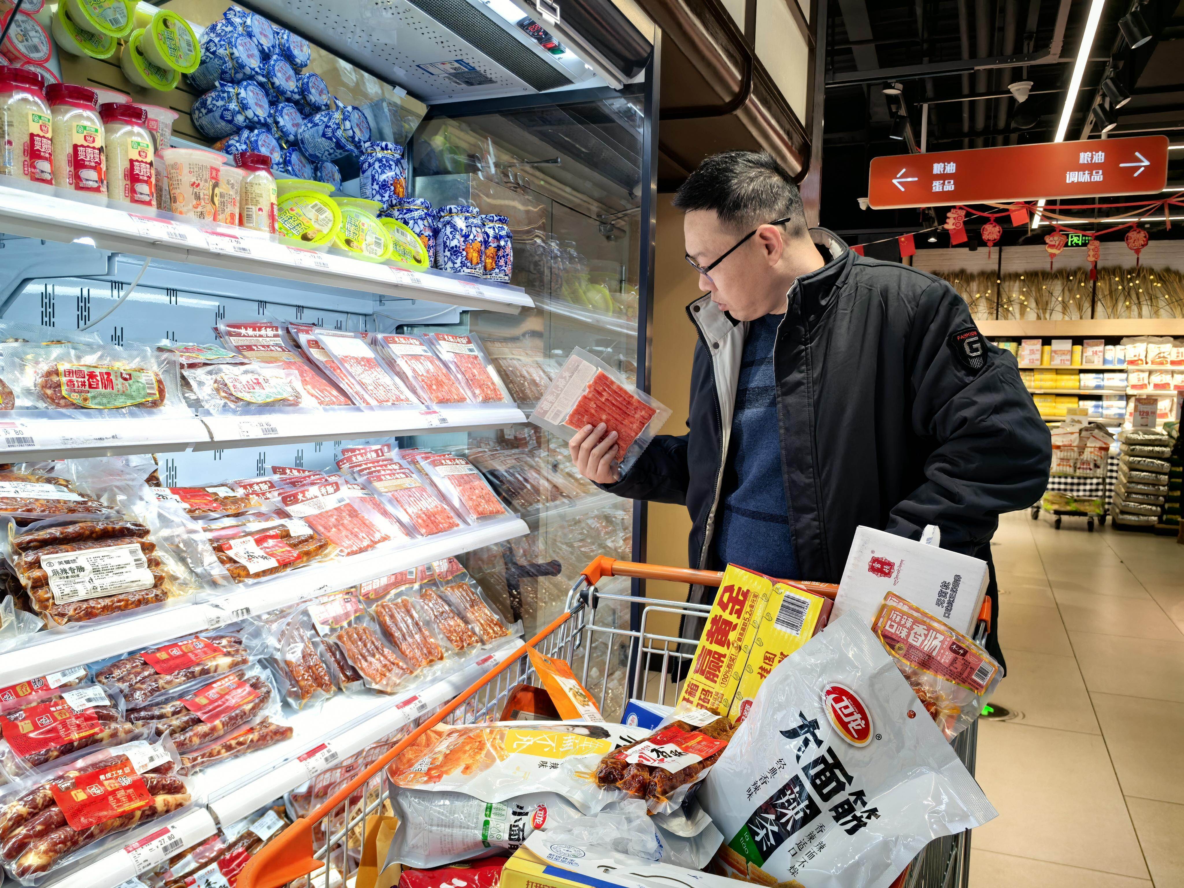 市民在林芝西屯超市选购广东口味的腊肠