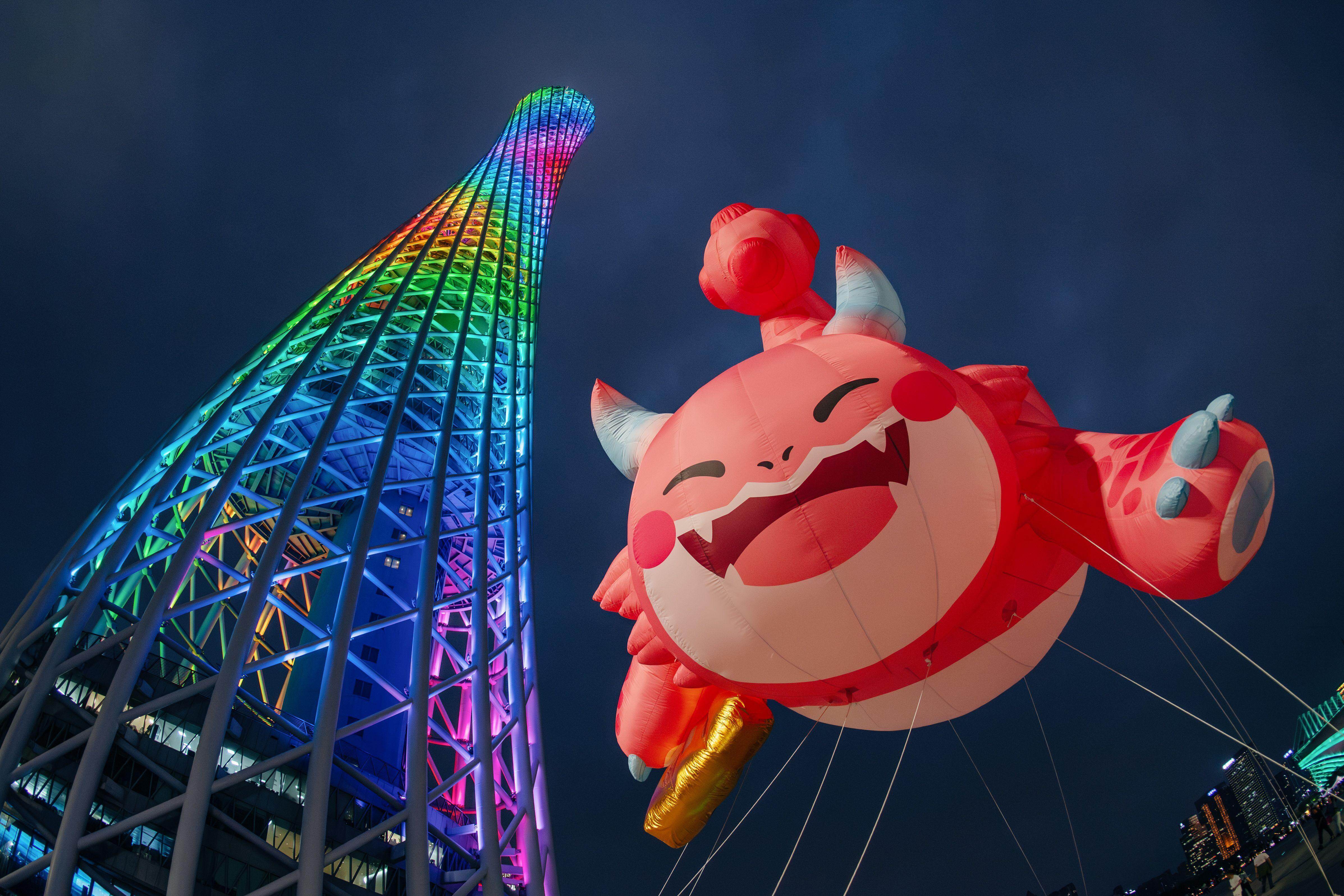  超大胖胖龙空飘气模巡游广州塔周边