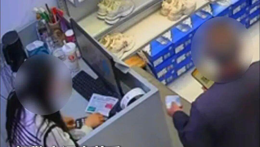 老人向店内工作人员派发传单。 老人向店内工作人员派发传单。