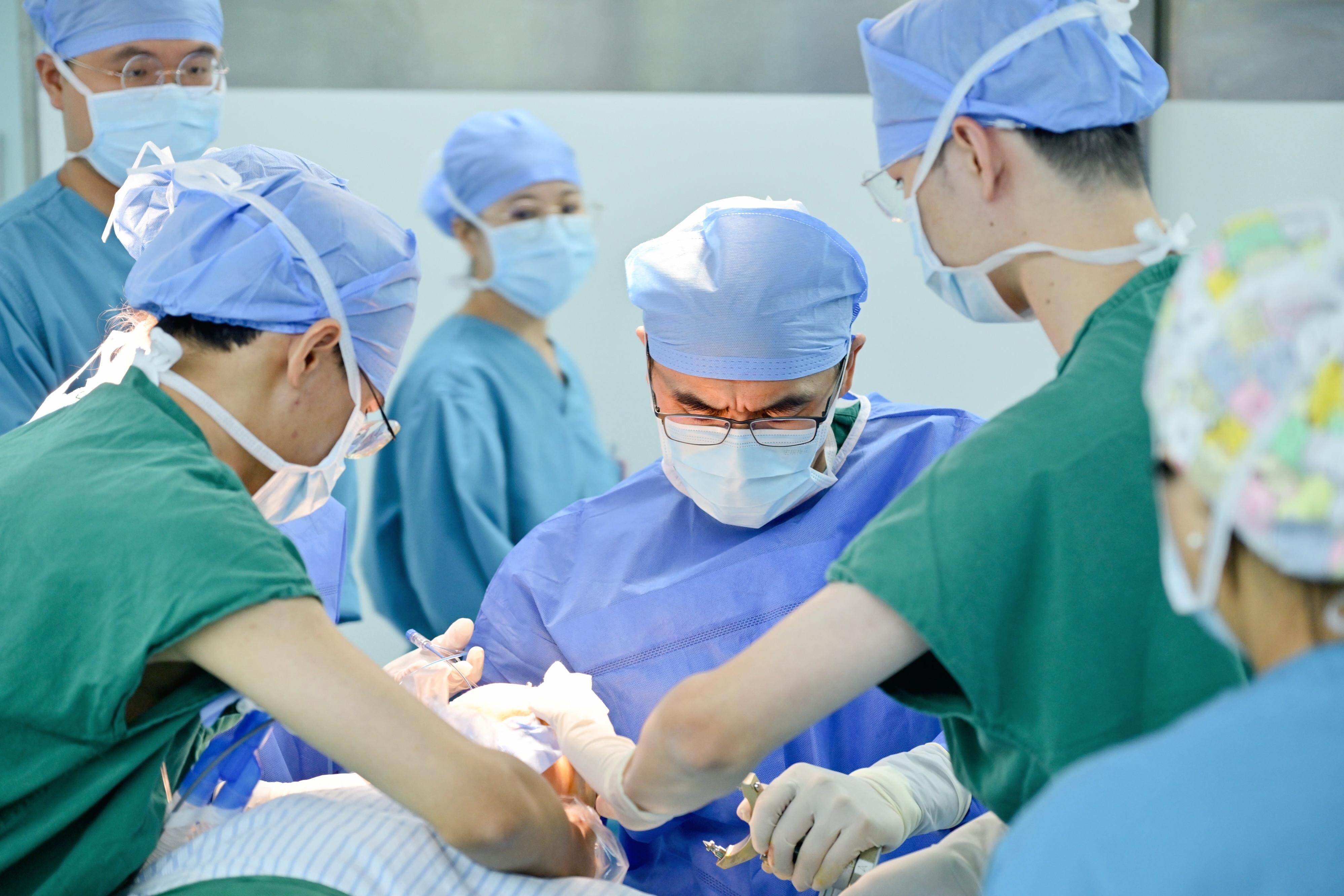  珠江医院功能神经外科郭燕舞教授（中）正在做脑机接口手术