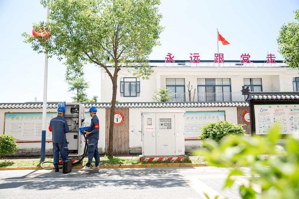 南方电网广东汕头濠江供电局工作人员开展充电桩检查