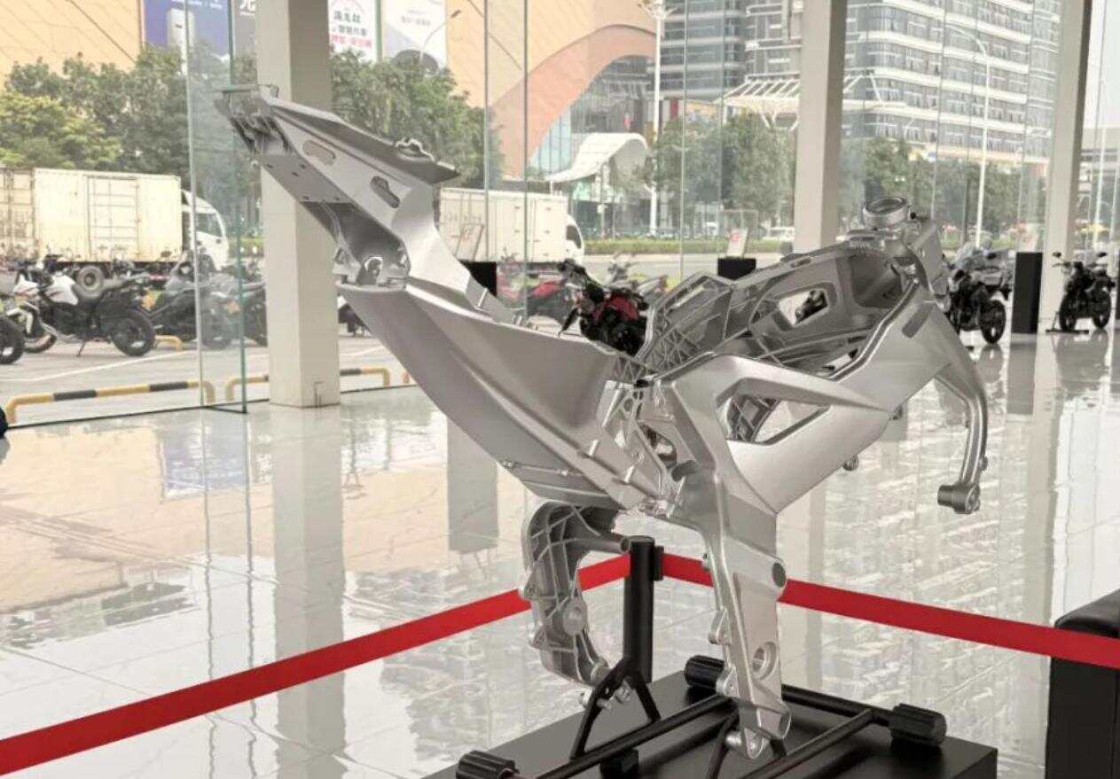  大冶摩托研发的全球独创一体式压铸成型铝合金双翼梁车架 受访者供图