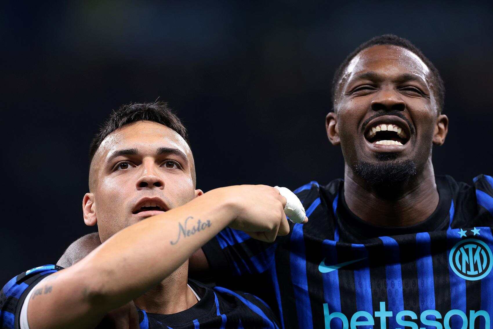  国米梦幻前锋组合劳塔罗和小图拉姆（右）