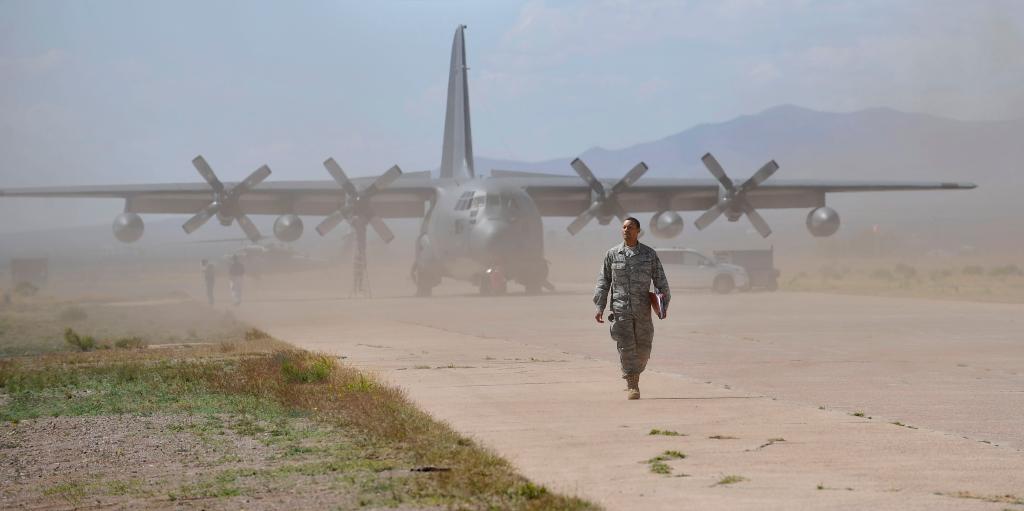 2010年4月21日,在美国亚利桑那州图森以南一处机场举行的2010“雷天使”军事搜救演习中,一名搜救人员走在C-130运输机前。新华社记者张军摄 2010年4月21日,在美国亚利桑那州图森以南一处机场举行的2010“雷天使”军事搜救演习中,一名搜救人员走在C-130运输机前。新华社记者张军摄