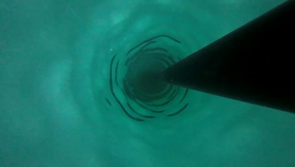 我国首次南极冰层热水钻探试验冰盖下画面。（图片来源：中国第42次南极考察队）