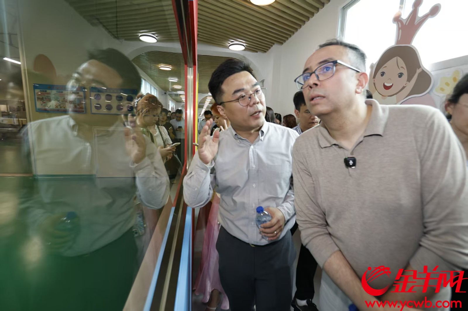  “酥心糖小哥”Karem沉浸式观看产品生产全流程影片