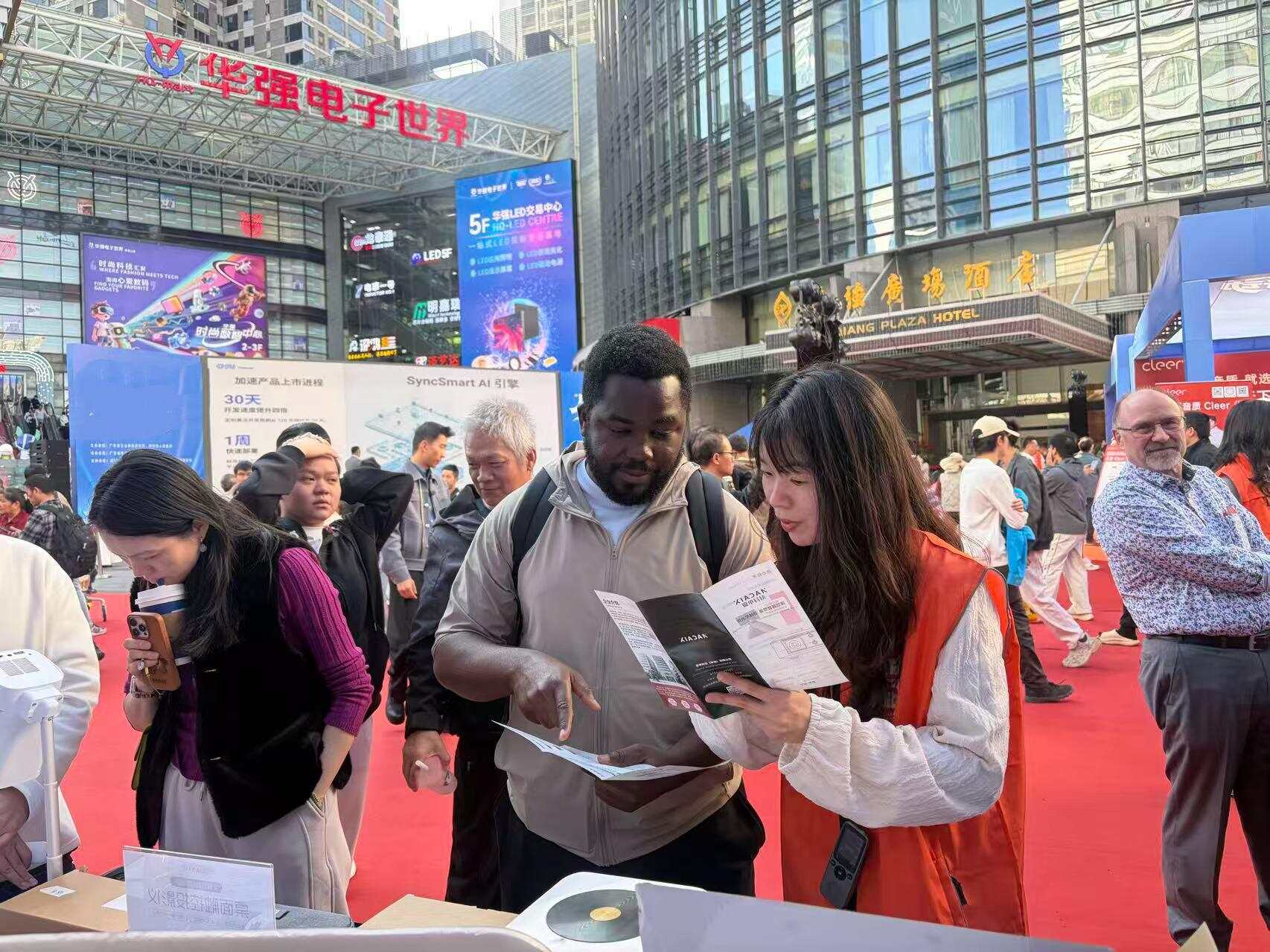 华强北国际志愿者为外籍客商翻译