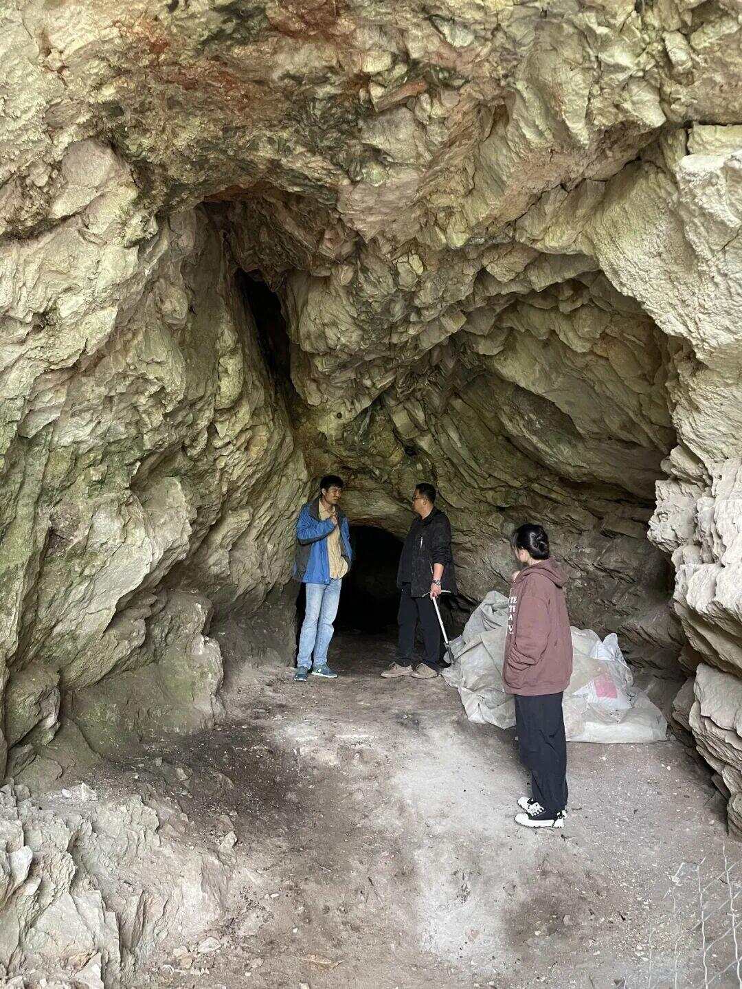  考古队在遗址现场讨论工作计划