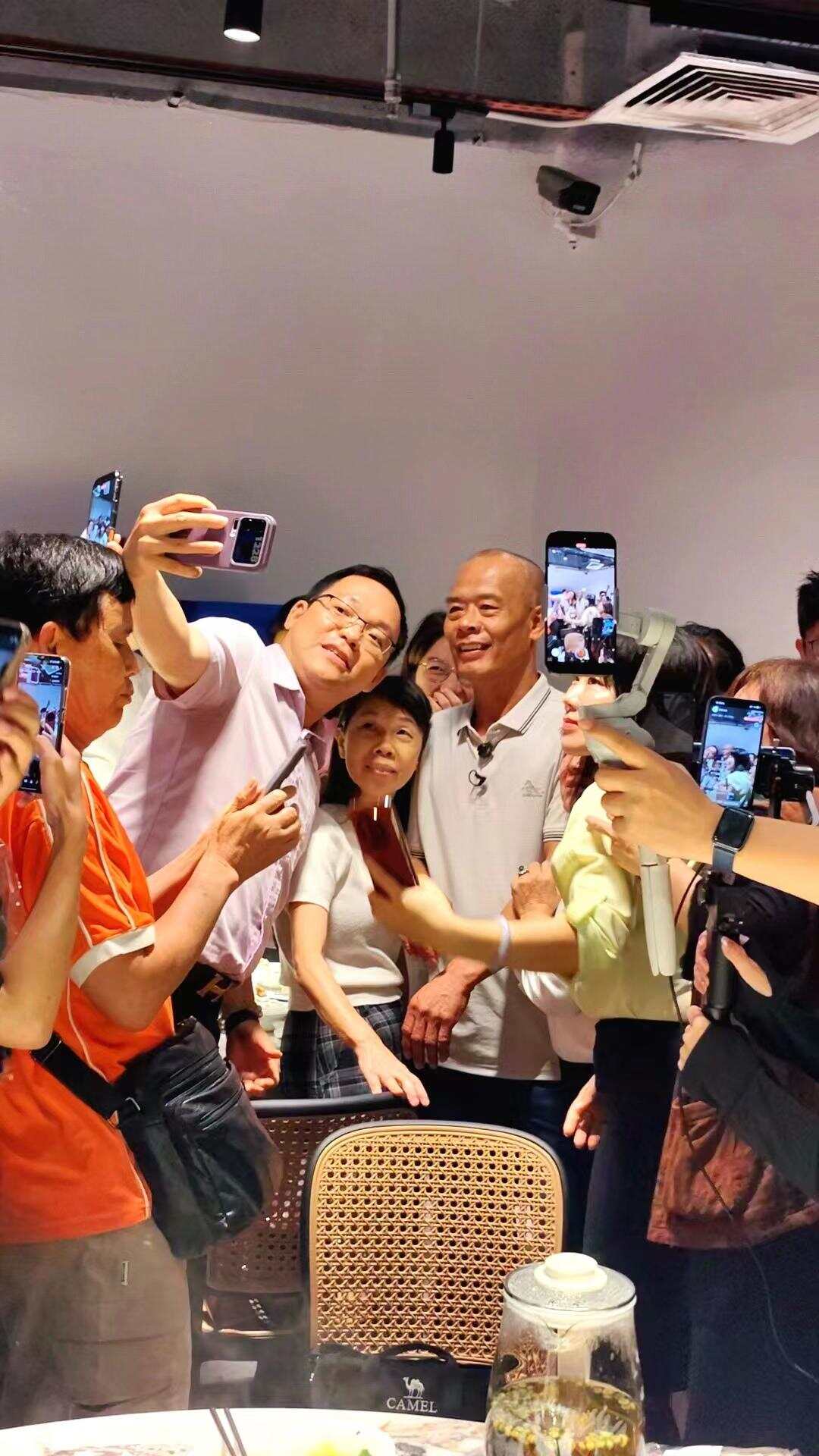  老莫与热情的食客进行互动、合影