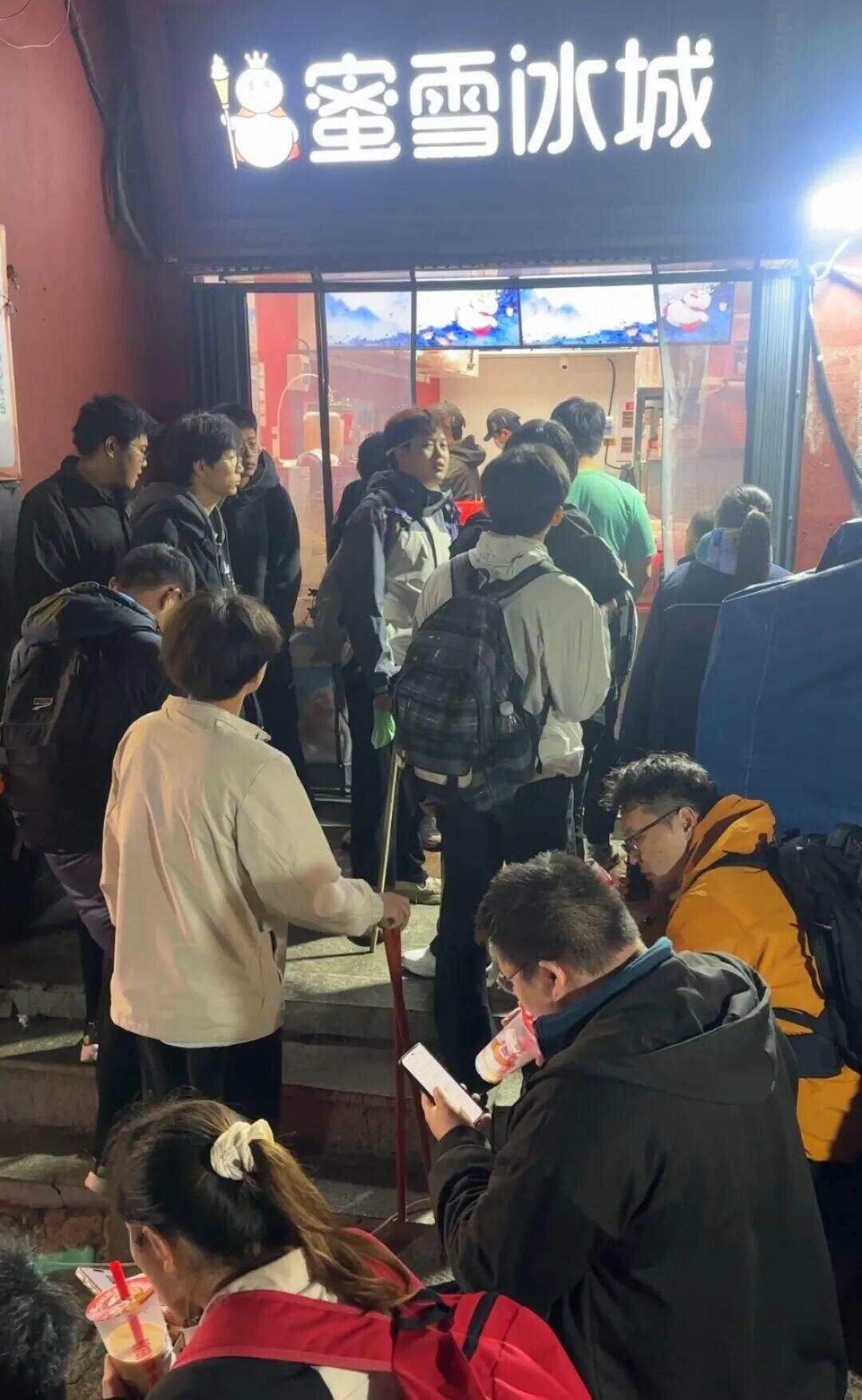 凌晨1时许，泰山南天门蜜雪冰城门口