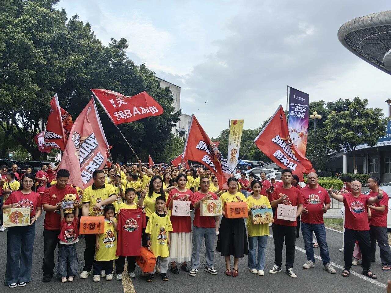  球迷抵达赛场