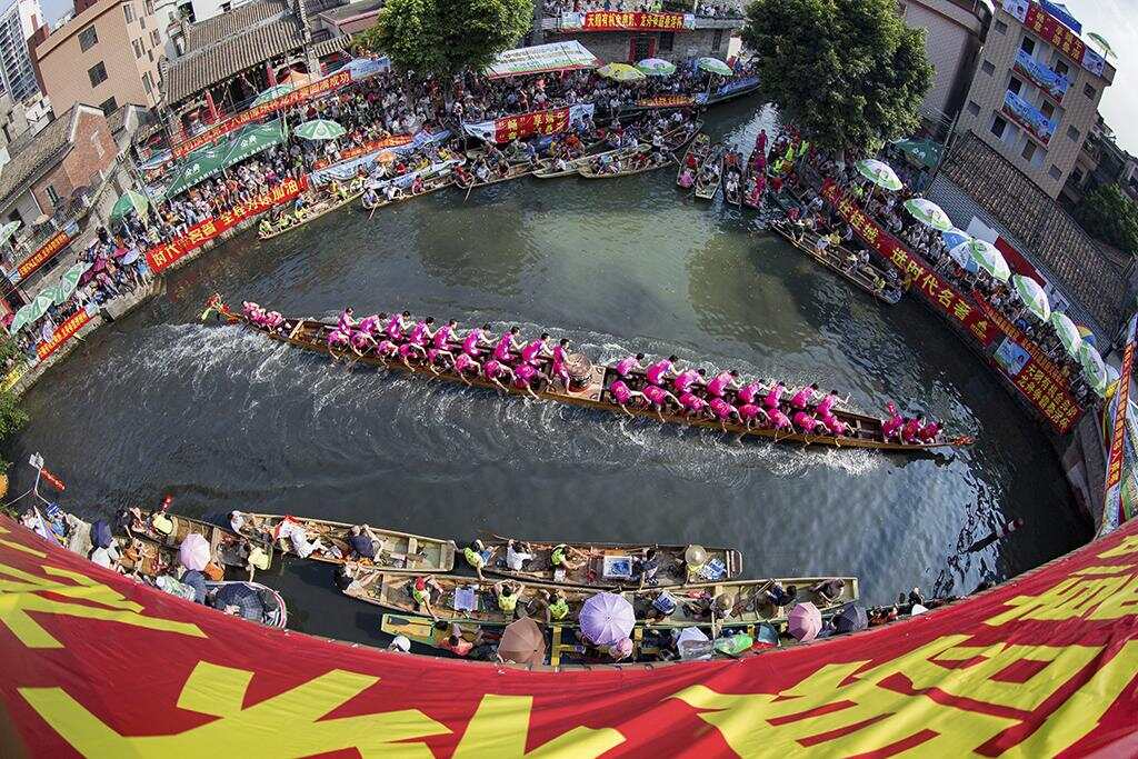  叠滘龙舟漂移，场面精彩刺激 王维家 摄
