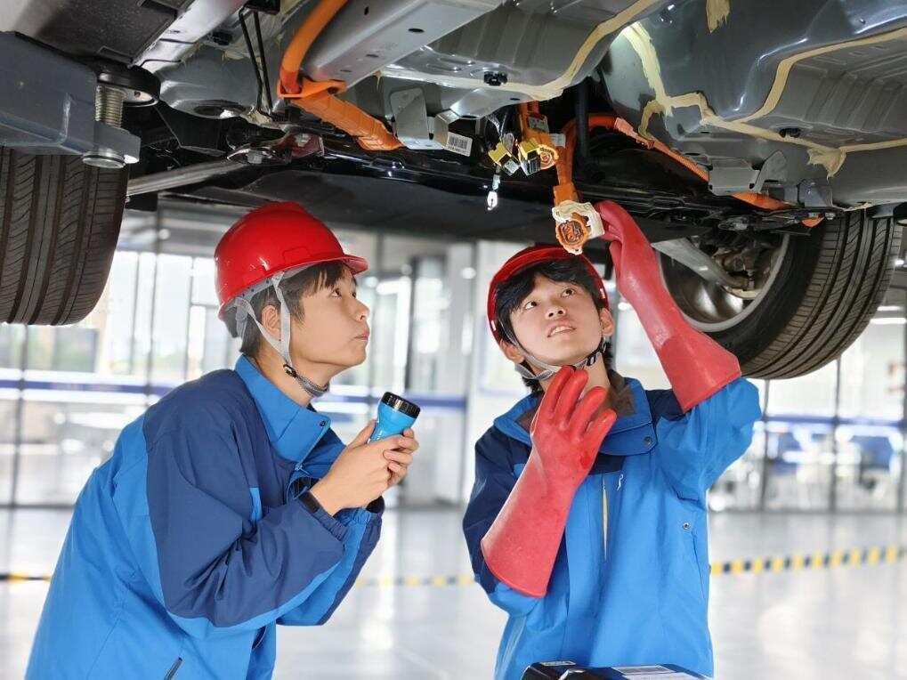  “高陵汽车工匠”培训班的学员在学习汽车电路系统原理。图/新华社