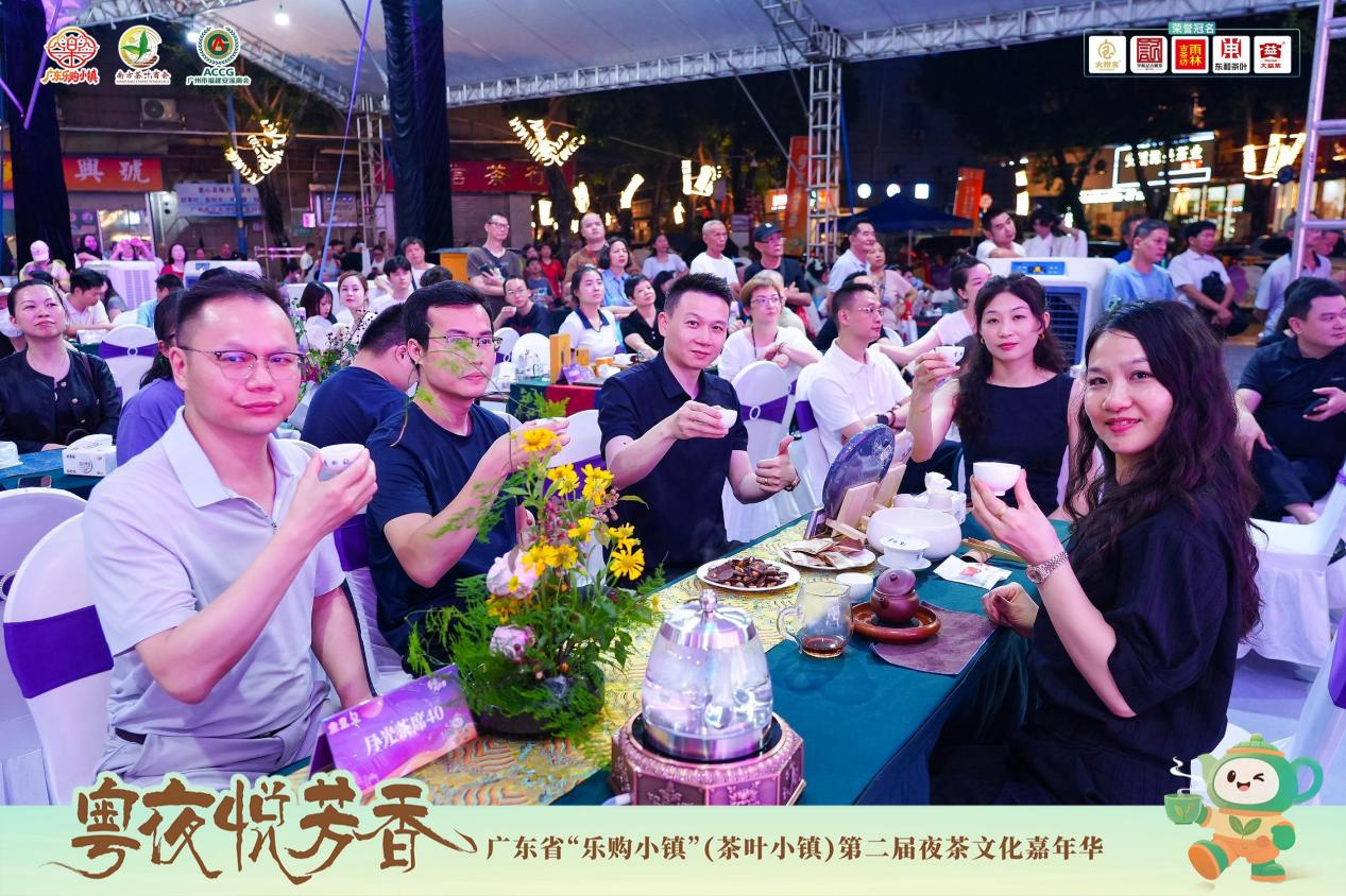 千名嘉宾与茶客共举茶杯。通讯员供图 千名嘉宾与茶客共举茶杯。通讯员供图
