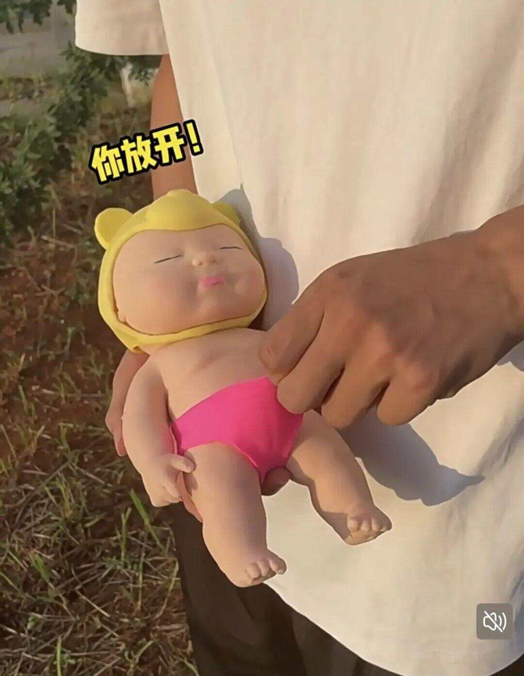  商家宣传视频中一男子正在把玩大号“娜塔莎”。电商平台视频截图