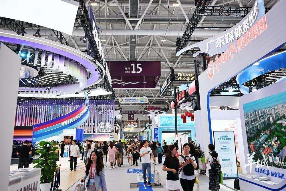 广东媒体系统性变革展位吸引了众多游客前来参观。 图/羊城晚报记者 周巍