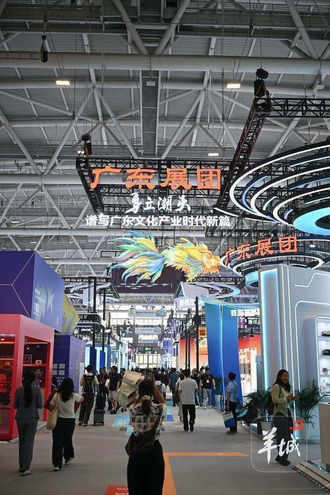 文博会开幕首日，展商如云，游人如织。图/羊城晚报记者 周巍