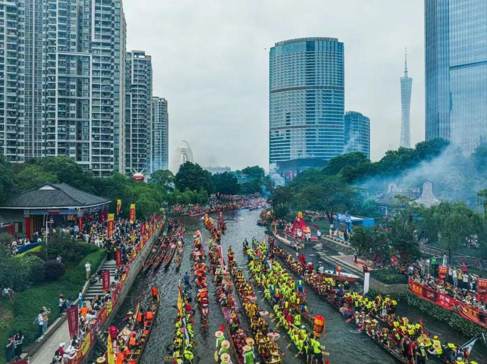 往年猎德龙舟招景出现“CBD堵船”名场面。通讯员供图 往年猎德龙舟招景出现“CBD堵船”名场面。通讯员供图