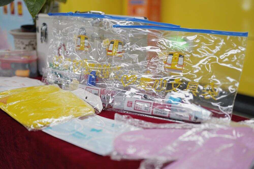 地铁爱心文具袋等便民物品 地铁爱心文具袋等便民物品