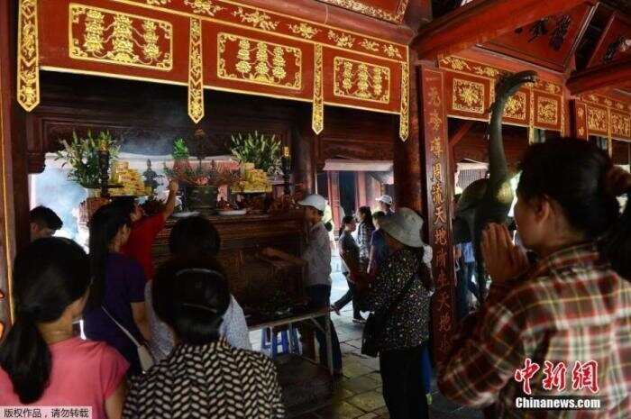 资料图:当地时间2015年6月30日,越南河内,高中生和家属高考前夕在河内文庙祈祷,希望取得好成绩 资料图:当地时间2015年6月30日,越南河内,高中生和家属高考前夕在河内文庙祈祷,希望取得好成绩