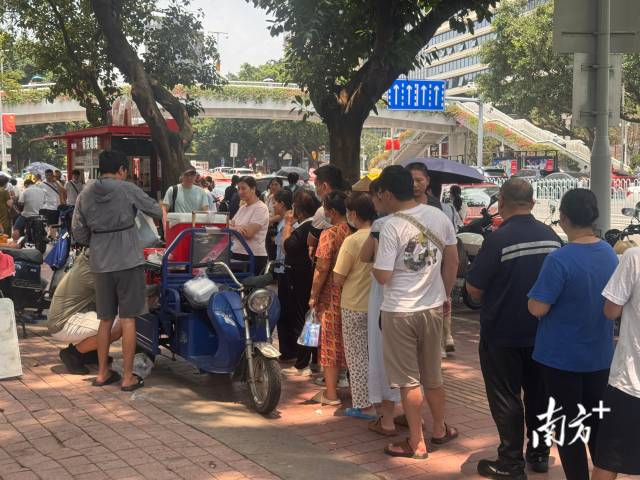  医院门外的“3元爱心餐”（图源 南方+）