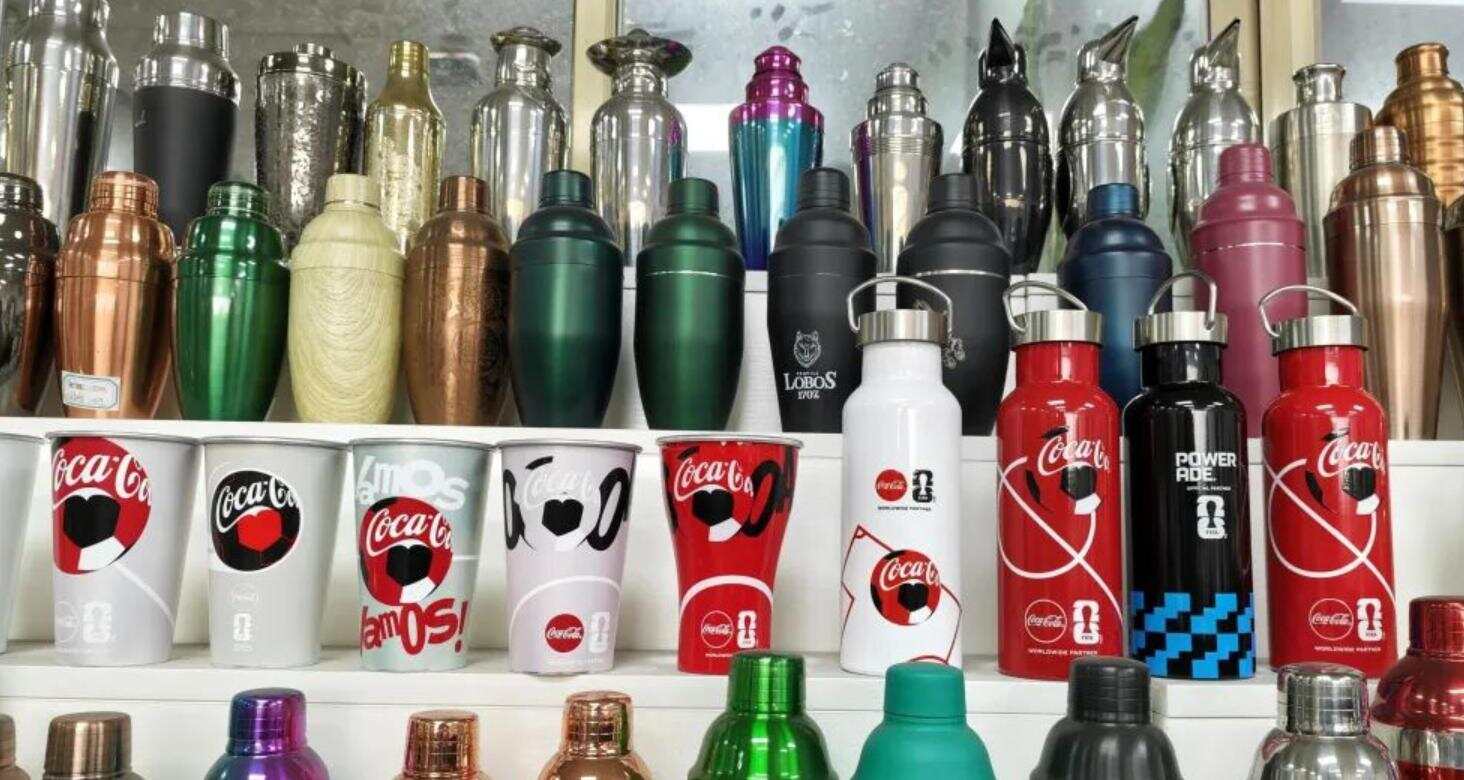 台山市光速五金制品有限公司推出的世界杯主题变色杯等产品 陈素敏摄 台山市光速五金制品有限公司推出的世界杯主题变色杯等产品 陈素敏摄