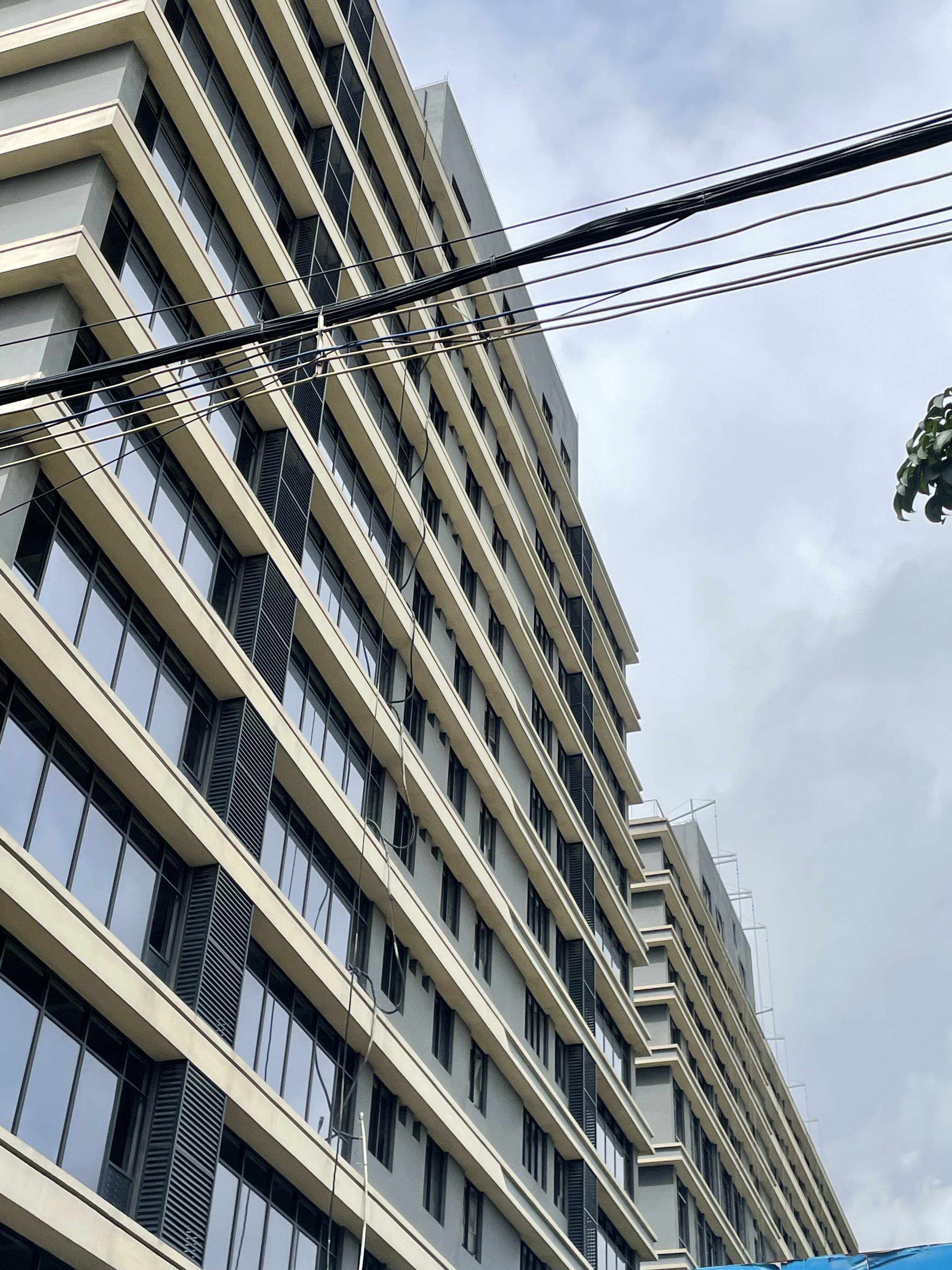 楼宇有电线等外露 楼宇有电线等外露