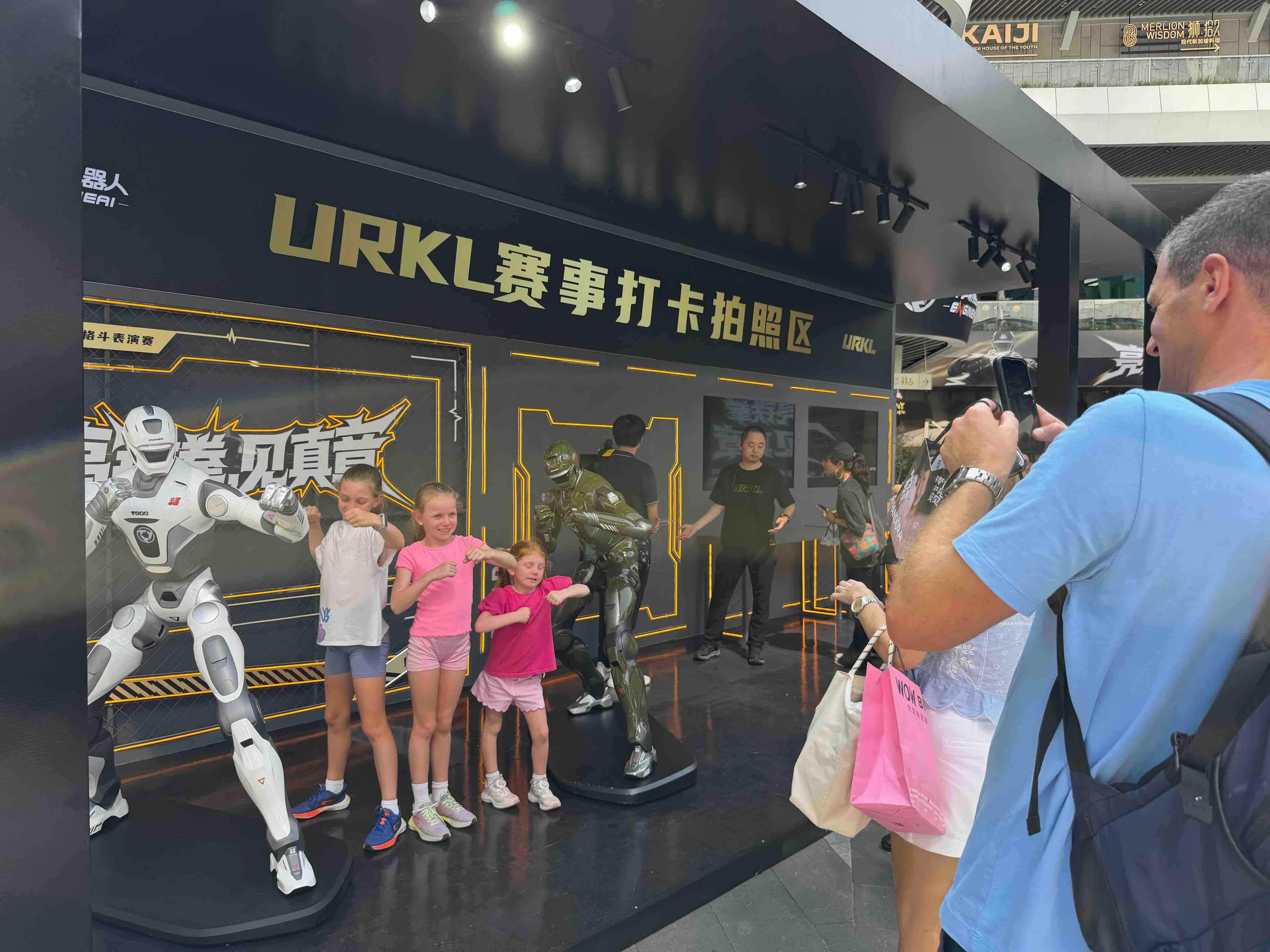 赛事打卡拍照区吸引很多游客 赛事打卡拍照区吸引很多游客