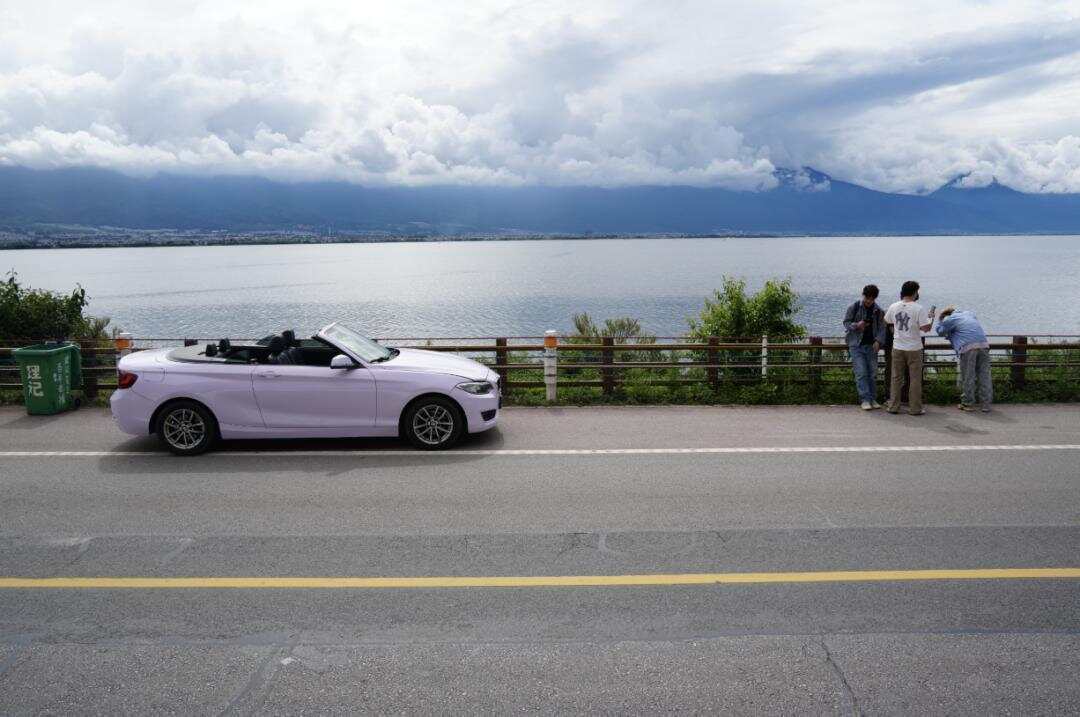 游客在环海东路开敞篷跑车环洱海 游客在环海东路开敞篷跑车环洱海