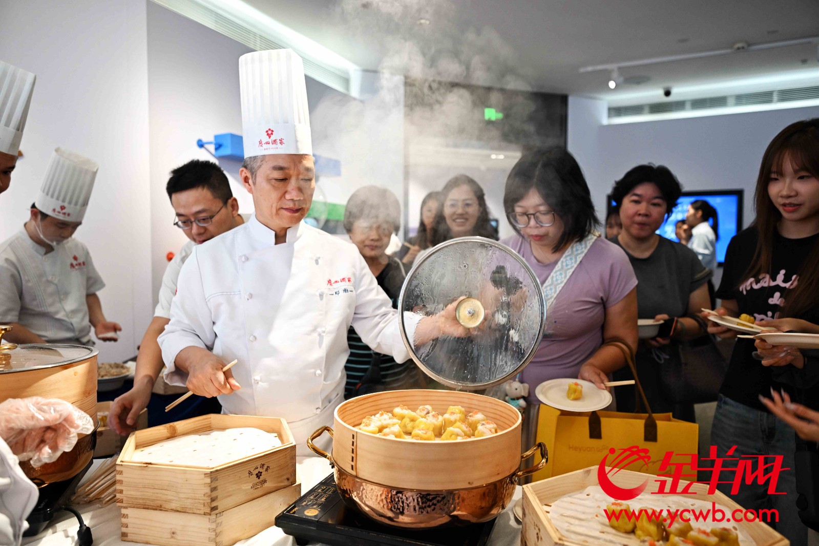 现场来宾在美食展示区品尝各色大湾区美食 现场来宾在美食展示区品尝各色大湾区美食