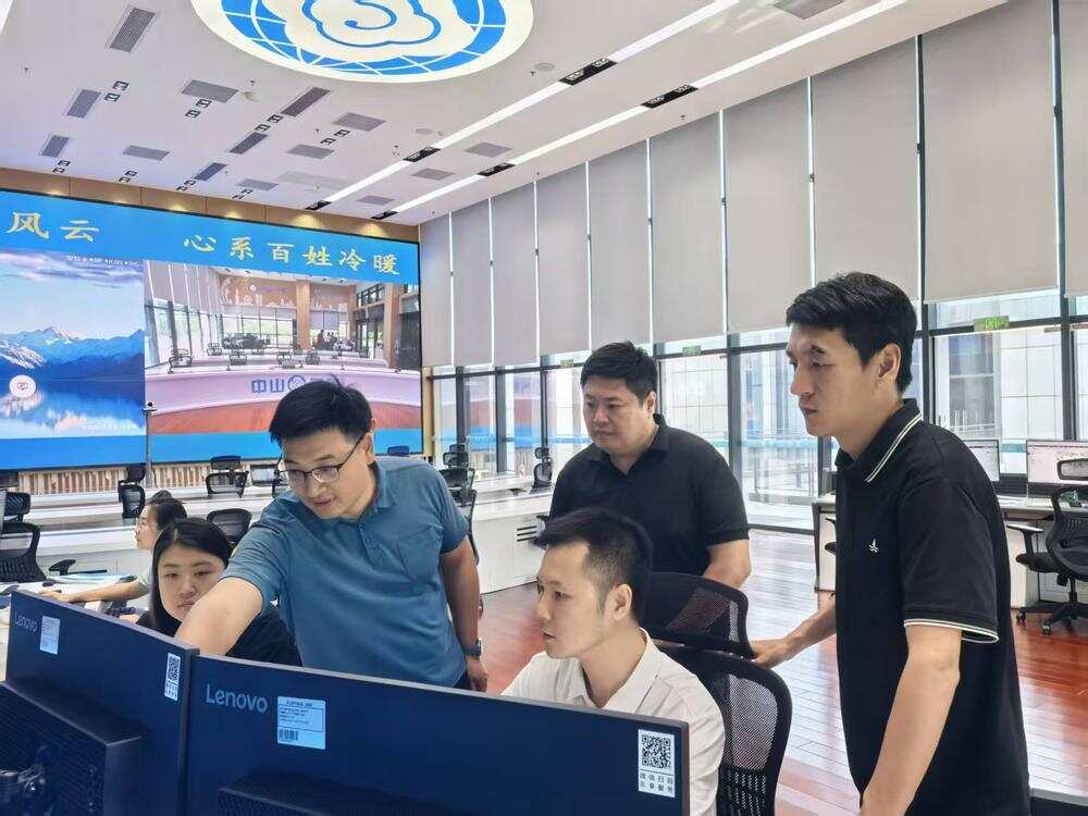 深中通道气象专班在会商天气进展 通讯员供图 深中通道气象专班在会商天气进展 通讯员供图