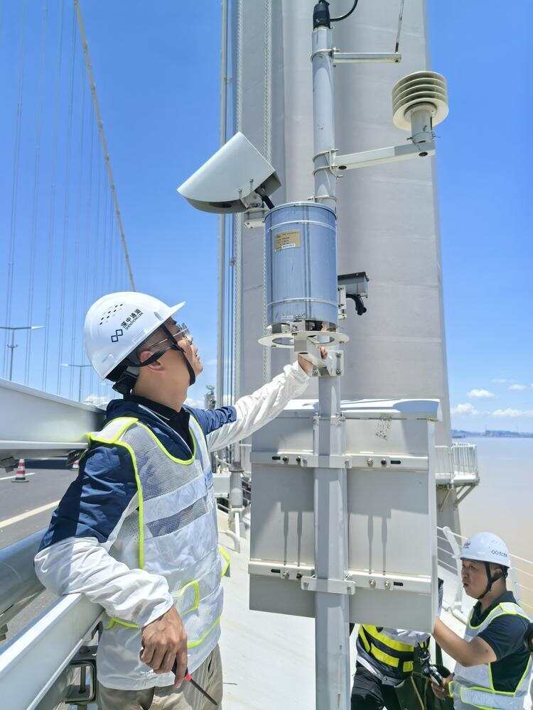 气象工作者在深中通道检查监测设施 通讯员供图 气象工作者在深中通道检查监测设施 通讯员供图