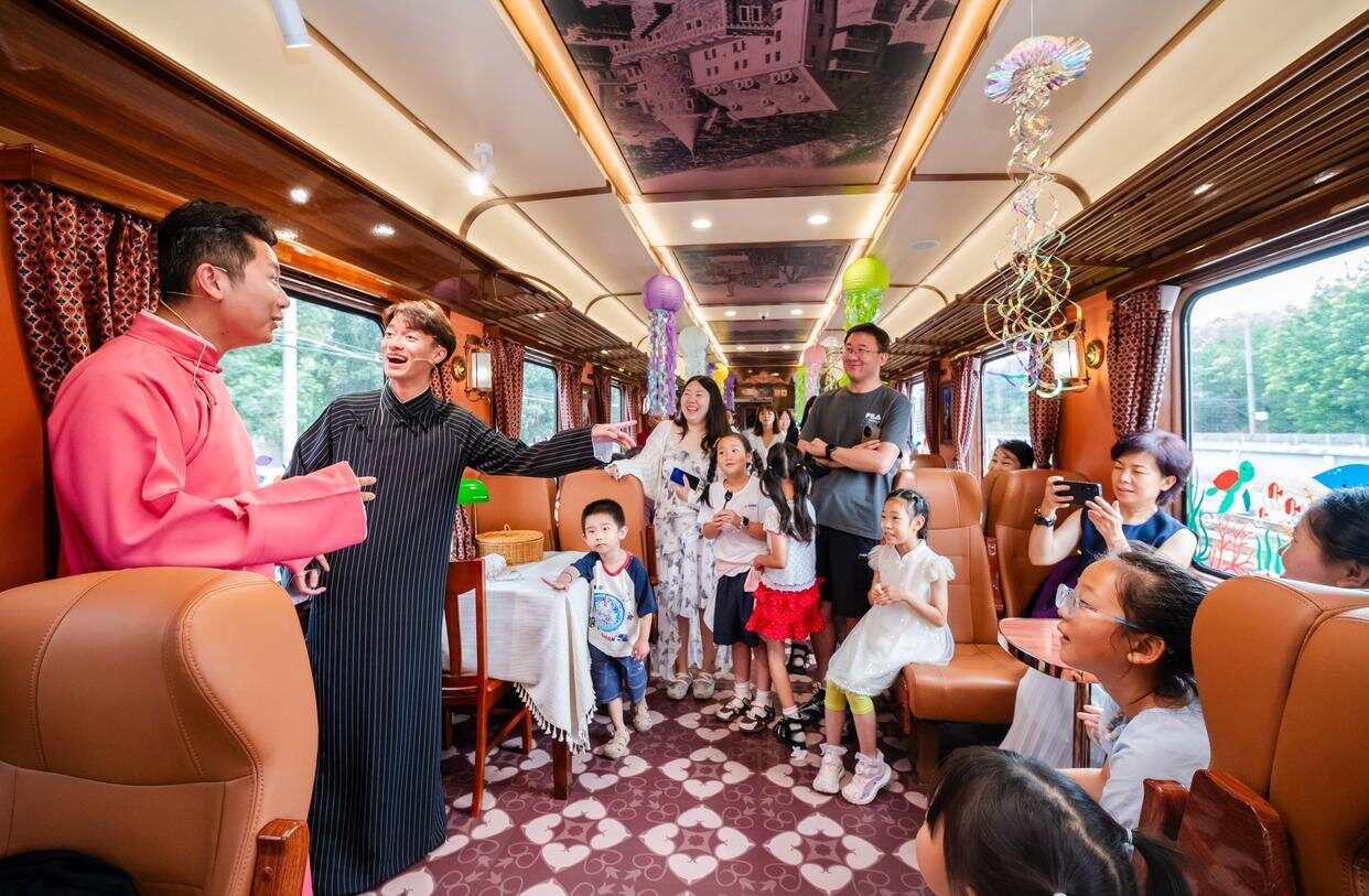 游客在“津旅时光号”列车上观看演艺表演