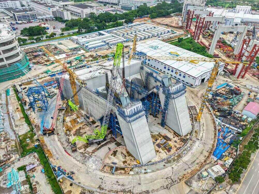 广东东莞，狮子洋大桥东锚碇采用800吨履带吊进行散索鞍吊装
