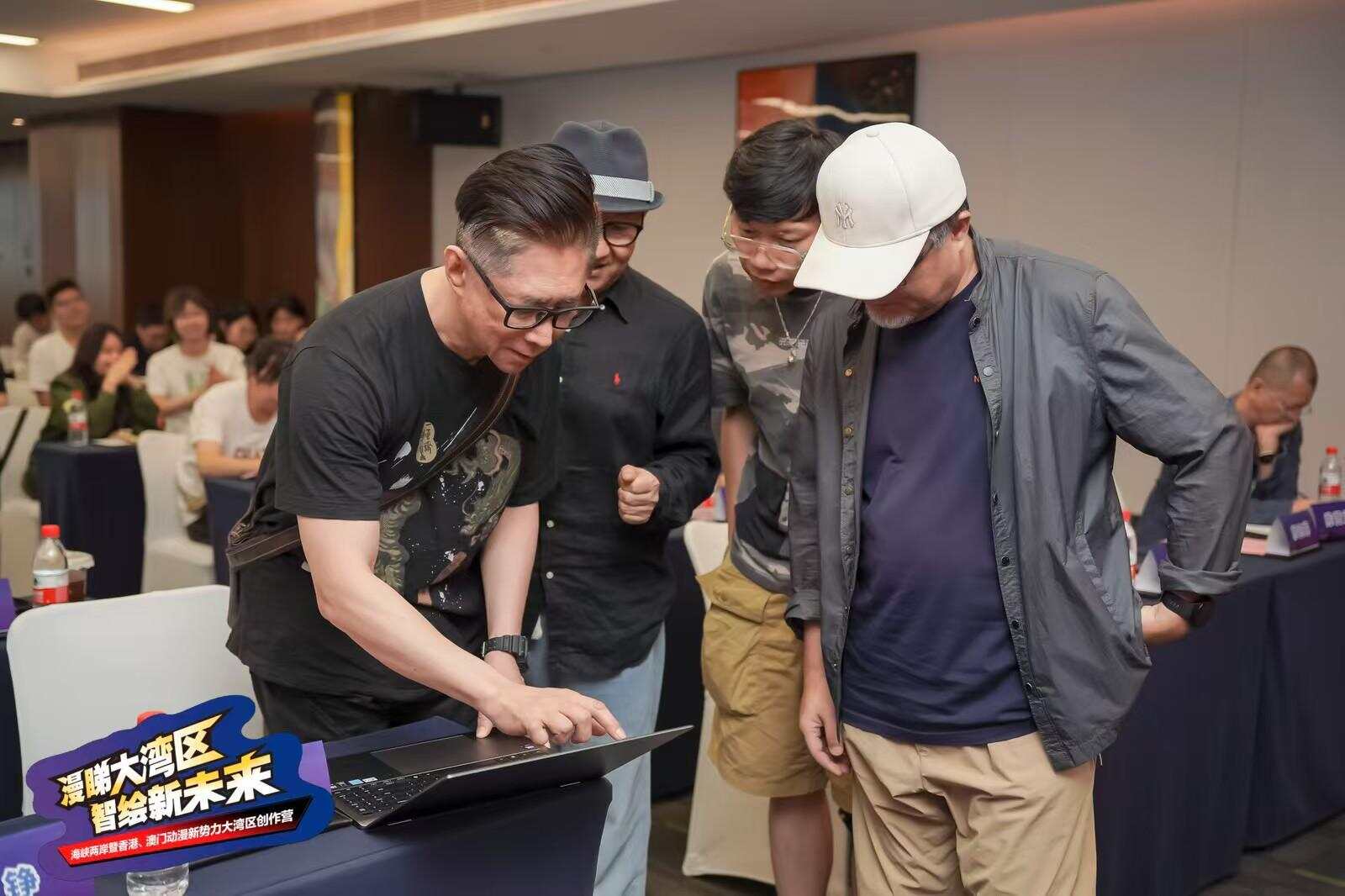 艺术家在现场热烈交流
