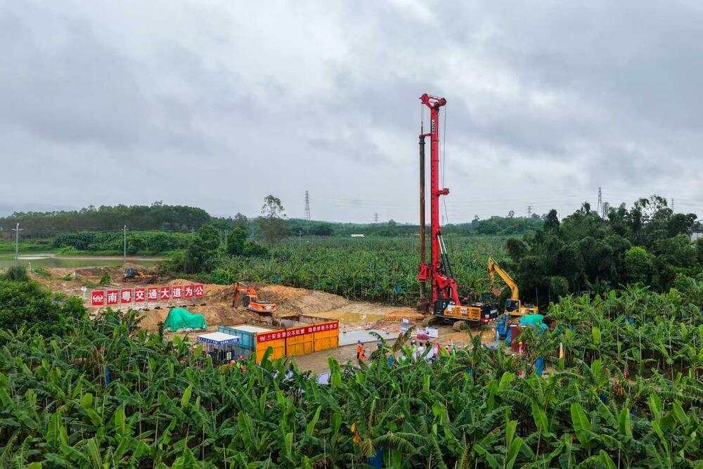 8月4日,广东省重点建设项目广台高速公路开平至台山段首桩开钻施工现场 8月4日,广东省重点建设项目广台高速公路开平至台山段首桩开钻施工现场