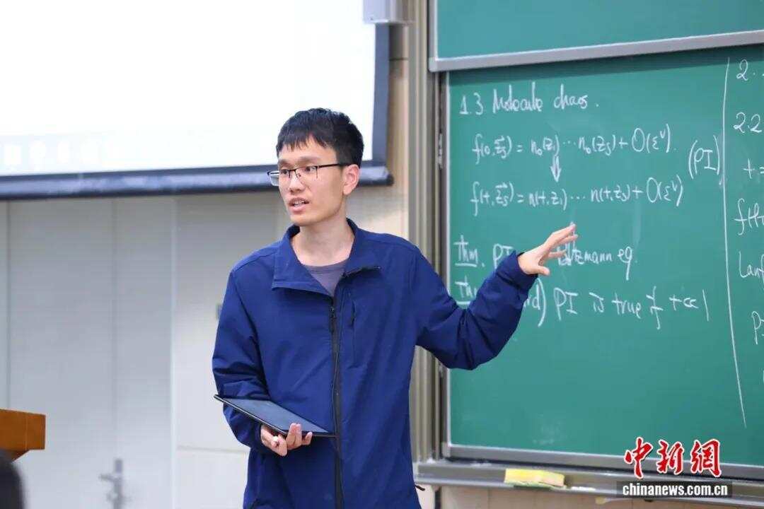 图为马骁在北大作学术报告。受访者供图 图为马骁在北大作学术报告。受访者供图