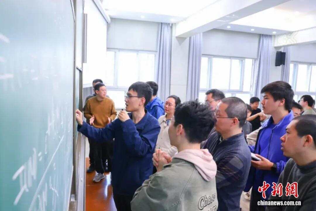 图为马骁在北大作学术报告。受访者供图 图为马骁在北大作学术报告。受访者供图