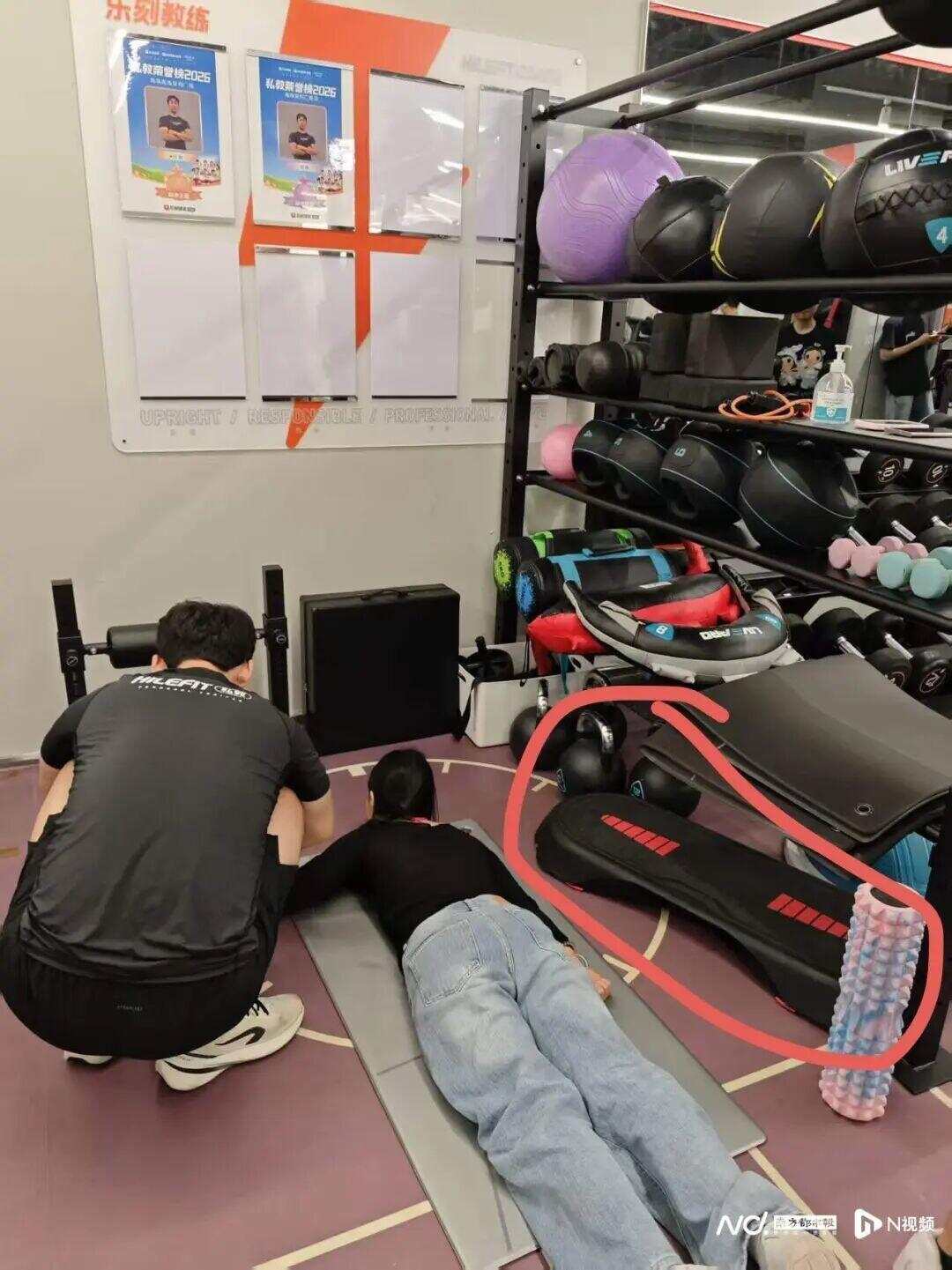 红色圈内为踏板