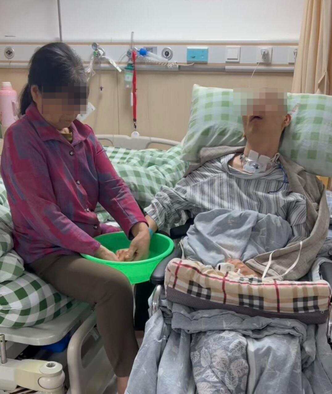 李某杰成植物人后由家中母亲照顾 李某杰成植物人后由家中母亲照顾