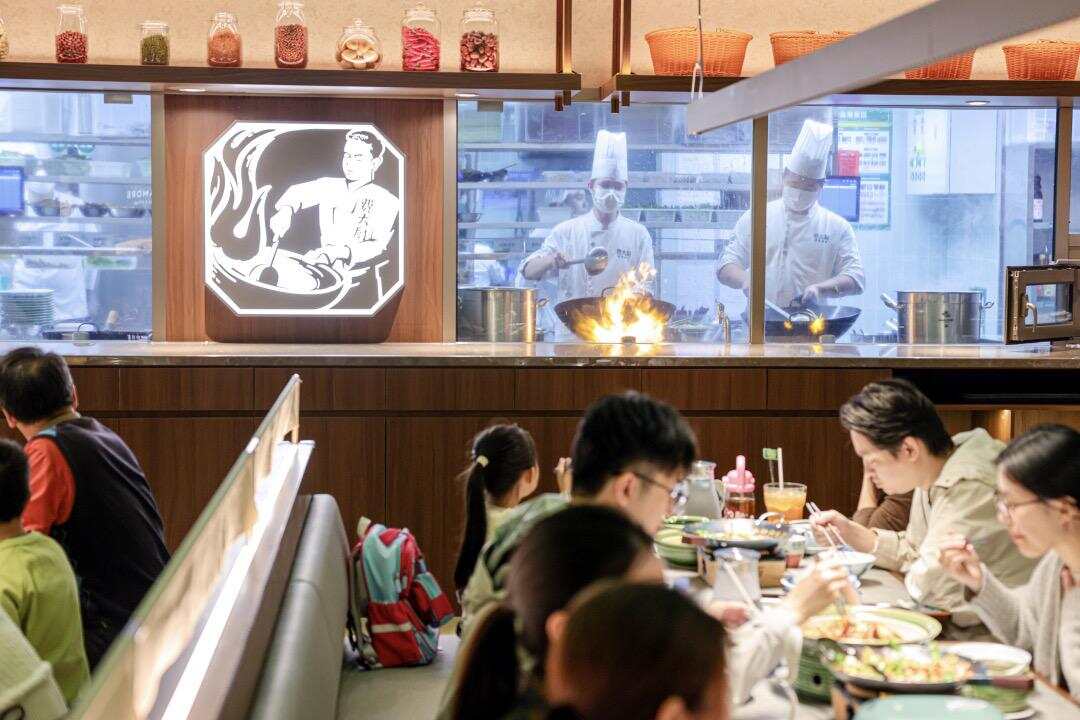 费大厨门店内,食客可见厨师热火烹炒菜肴 图/羊城晚报记者孙绮曼 摄 费大厨门店内,食客可见厨师热火烹炒菜肴 图/羊城晚报记者孙绮曼 摄