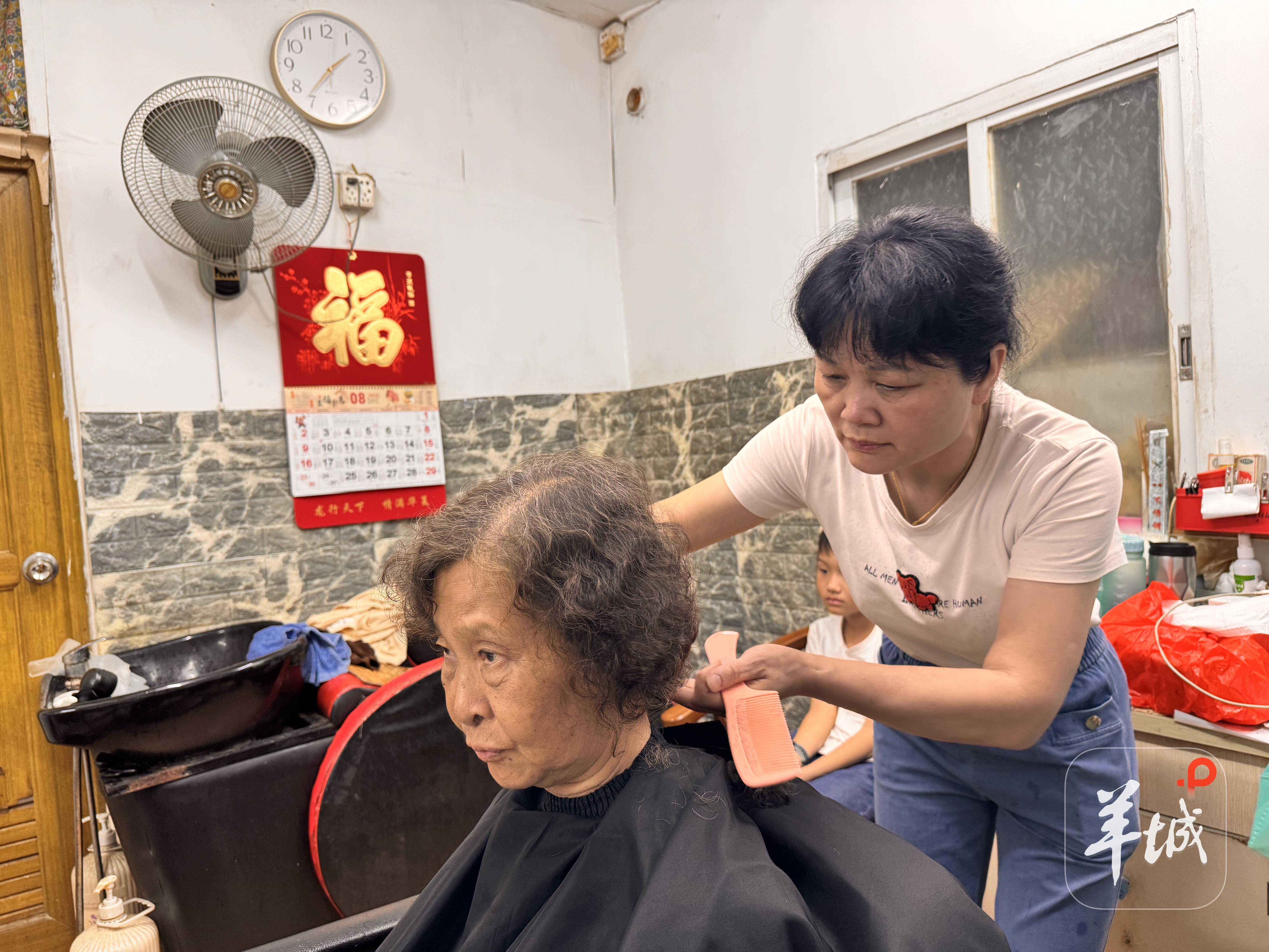 韦素梅正在理发。羊城晚报记者 卢佳圳 摄 韦素梅正在理发。羊城晚报记者 卢佳圳 摄