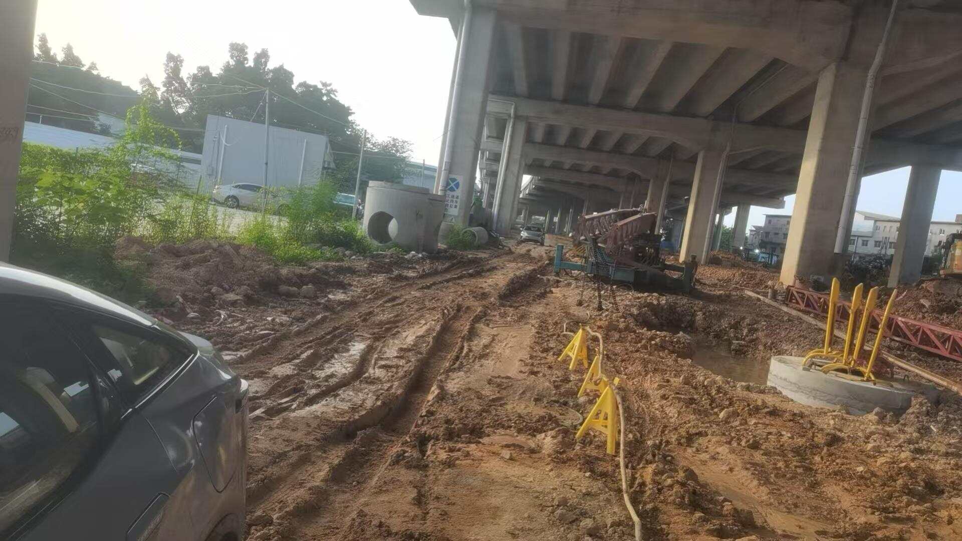 陈先生被困工地,直到天亮才叫来拖车 陈先生被困工地,直到天亮才叫来拖车